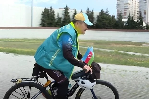 Казахстанский спортсмен отправится из Баку в Париж на велосипеде