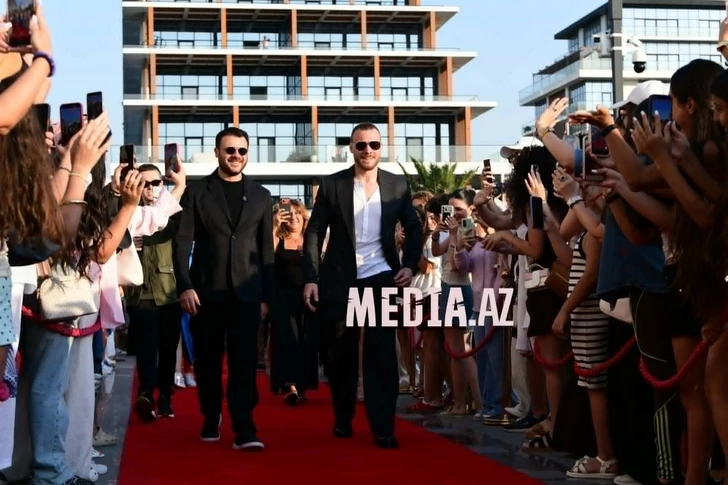 Media.az - Новости Азербайджана - Керем Бюрсин получил именную звезду на Sea Breeze Walk of Fame