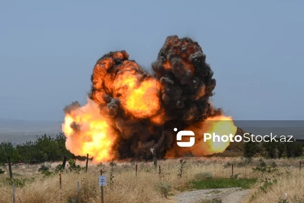 В Шуше автомобиль подорвался на противотанковой мине, водитель ранен