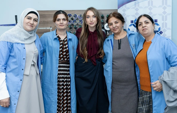 Алёна Алиева поделилась публикацией о встрече на социальном швейном предприятии в Шамахы