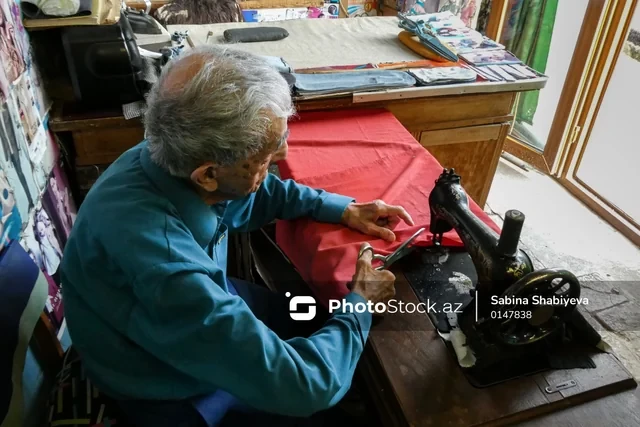 Media.az - Новости Азербайджана - 95-летний портной из Шеки, который 80 лет хранит любовь к своему ремеслу. Фоторепортаж