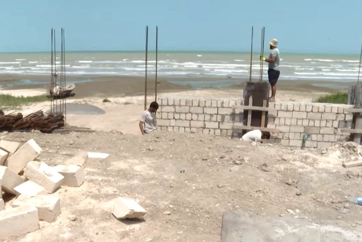 Загадочные столбы на пляже в Джорате: что возводят у воды?