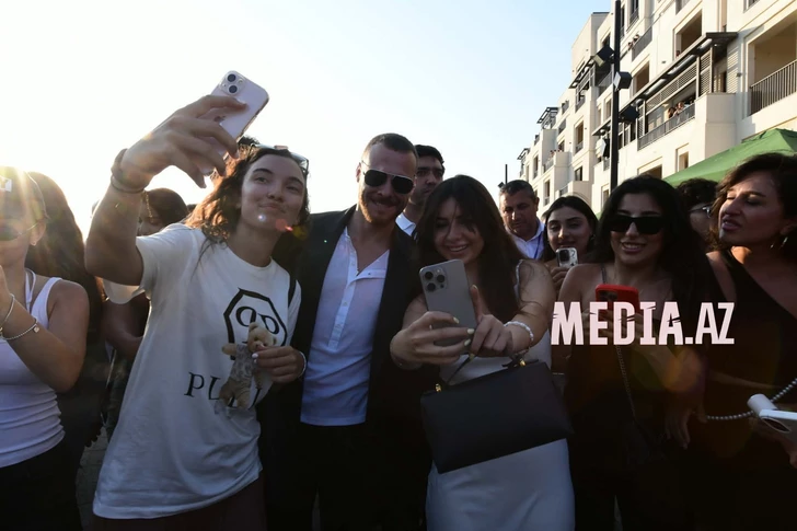 Media.az - Новости Азербайджана - Керем Бюрсин получил именную звезду на Sea Breeze Walk of Fame
