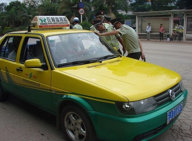Пьяный китаец случайно заплатил за такси в сто раз больше