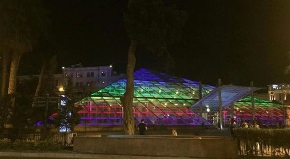 Станция метро «Ичери шехер» облачилась в цвета ЛГБТ?