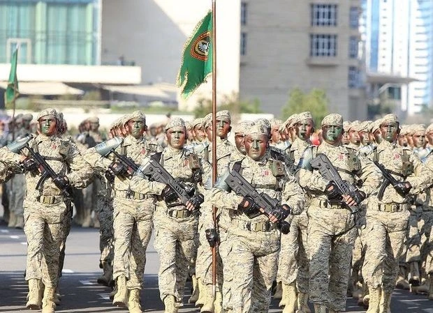 Военнослужащие промаршировали в центре Баку – ВИДЕО