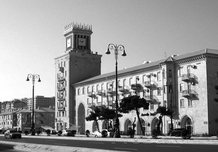Башня с часами на проспекте Гейдара Алиева: история одного бакинского дома