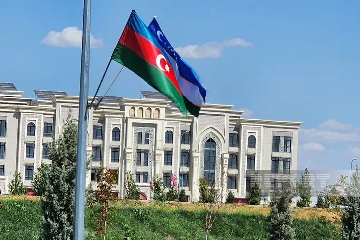 Улицы Ташкента украсили флагами Азербайджана в честь визита Ильхама Алиева