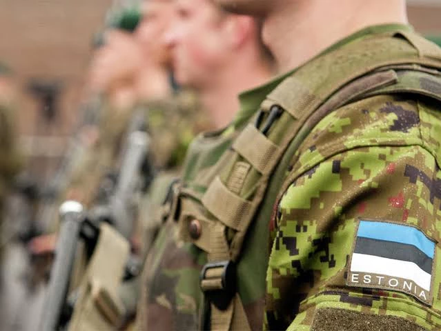 Эстония перебрасывает элитные военные подразделения ближе к российской границе