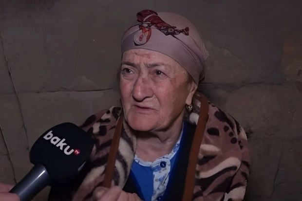 В Баку мужчина избил и выгнал на улицу 85-летнюю мать