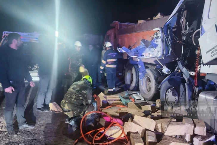 В Гаджигабуле грузовик DAF врезался в КамАЗ: есть погибший