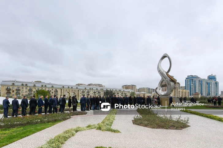 Официальные лица государства и правительства посетили Парк Победы по случаю Дня памяти