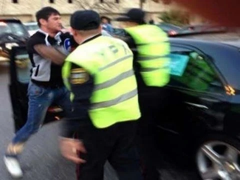 В Баку туристы засняли на камеру, как полиция избивает водителя – ВИДЕО