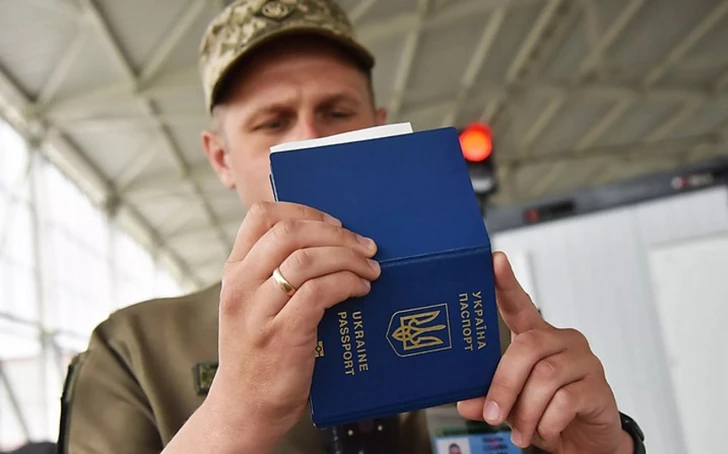 В Украине мужчинам от 18 до 22 лет разрешено беспрепятственно пересекать границу