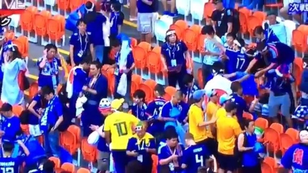 Болельщики сборной Японии после матча убрали весь мусор со стадиона
