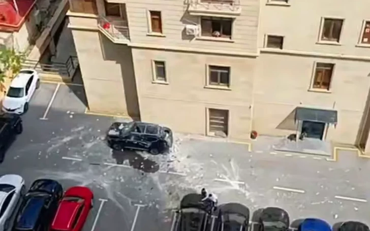 В центре Баку облицовка здания обрушилась на припаркованные автомобили