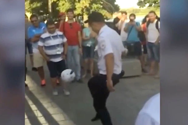 Российский полицейский поразил иностранцев владением мячом – ВИДЕО