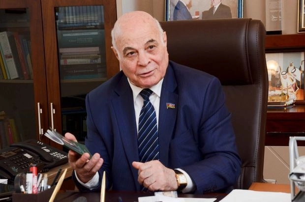 Азербайджанский депутат против девушки в шортах