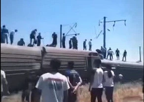 В Казахстане поезд сошел с рельсов: есть жертвы
