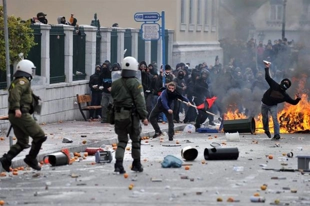 Протесты в Афинах: полиция применила слезоточивый газ