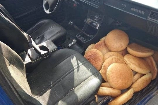 ШОК: В Сумгайыте хлеб доставляют в магазины с пола салона автомобиля? – ВИДЕО