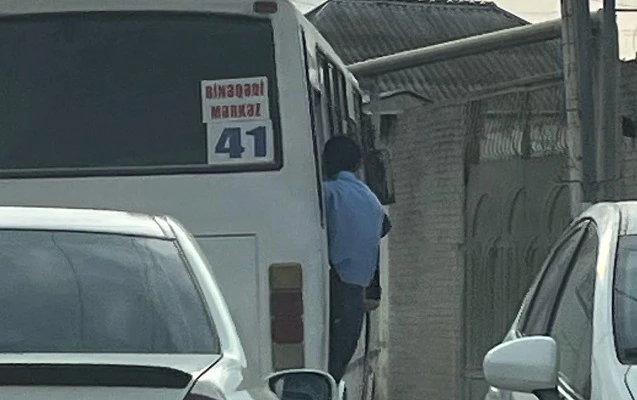 Опасная поездка: автобус №41 в Баку перевозил пассажиров с открытой дверью