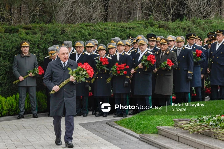 Media.az - Новости Азербайджана - Чиновники Азербайджана посетили могилу Гейдара Алиева