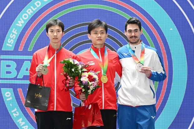 Спортсмен из Китая побил мировой рекорд в Баку