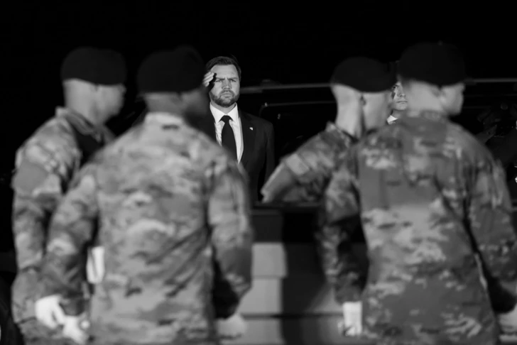 Белый дом: Тело погибшего в Саудовской Аравии американского солдата встретили Вэнс и Хегсет