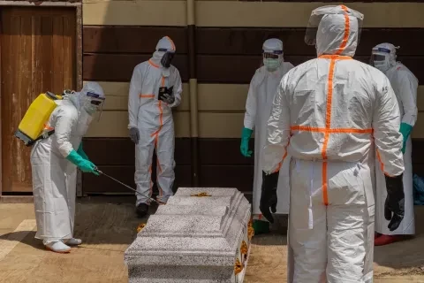 Число смертей от Эболы в Конго превысило 2 тысячи