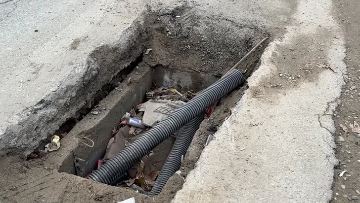 Жители поселка Новханы жалуются на опасный участок дороги
