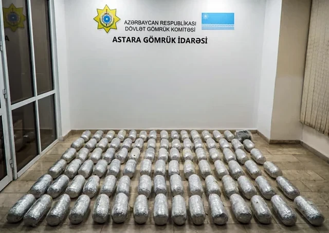 Таможенники Азербайджана обнаружили наркотики в грузовике с салатом из Ирана