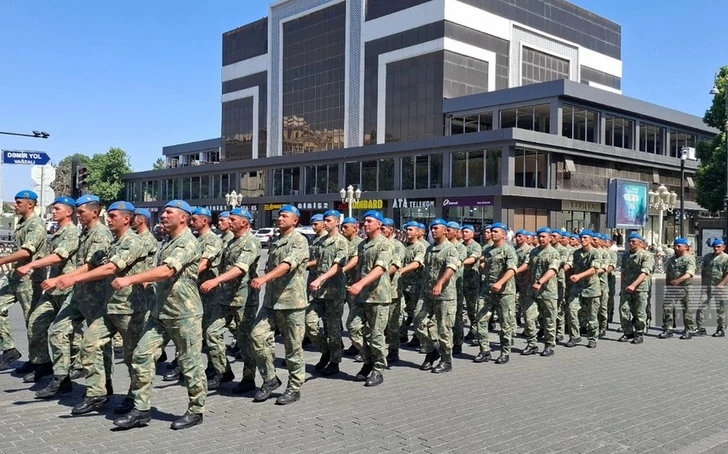 В Гяндже в День Вооруженных сил прошло торжественное шествие военнослужащих