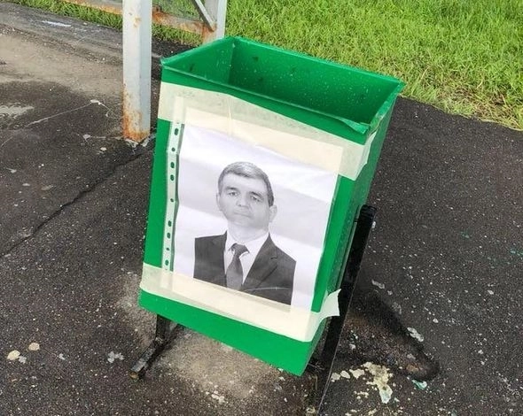 Фото азербайджанского депутата расклеили на мусорные баки