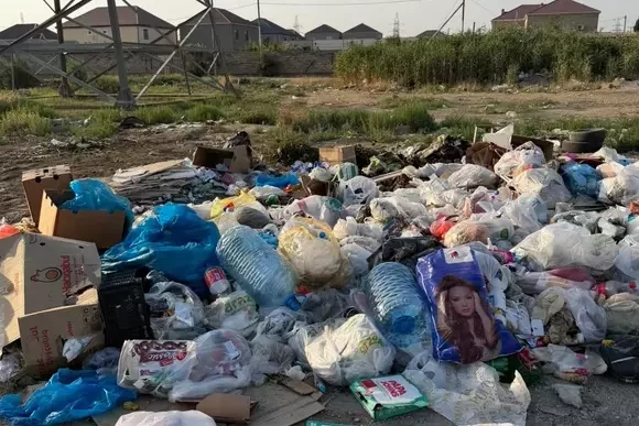 В Абшеронском районе пропали мусорные контейнеры - люди выбрасывают отходы на дорогу