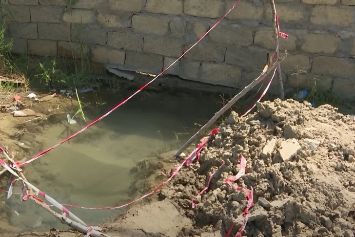 В Бинагади уже 22 дня течёт питьевая вода из прорванной трубы