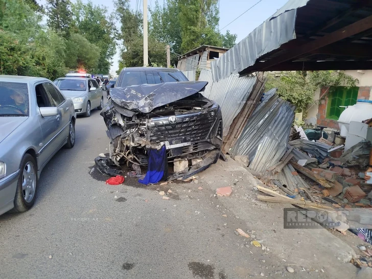 Media.az - Новости Азербайджана - В Барде автомобиль врезался в жилой дом, пострадали три человека