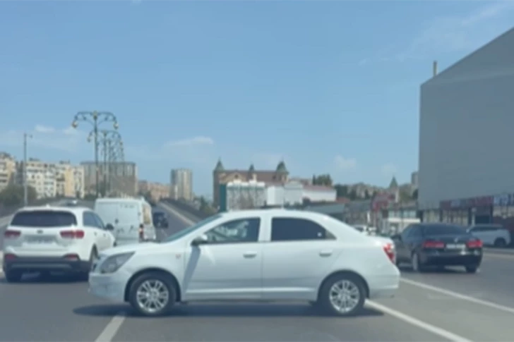 В Баку водитель бросил автомобиль посреди оживленной трассы: вмешалась полиция