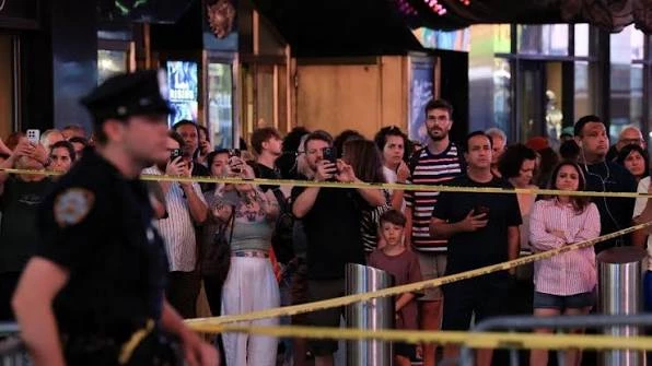Женщина с двумя ножами напала на людей у метро в США
