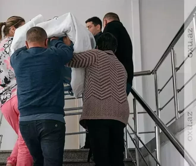 Тревожные кадры из больницы Гянджи: из-за поломки лифта пациентов поднимают по лестнице