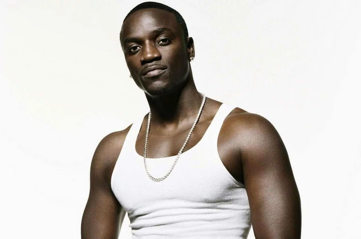 Охранник из Сочи требует 10 миллионов рублей с рэпера Akon за «катание» на себе