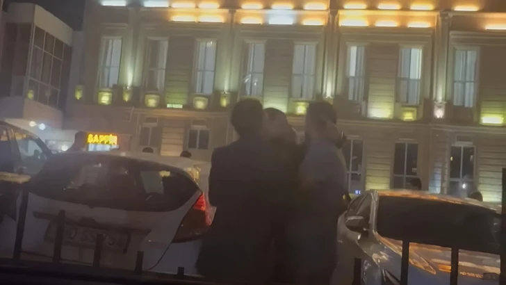 Перед домом торжеств в Баку произошла массовая драка