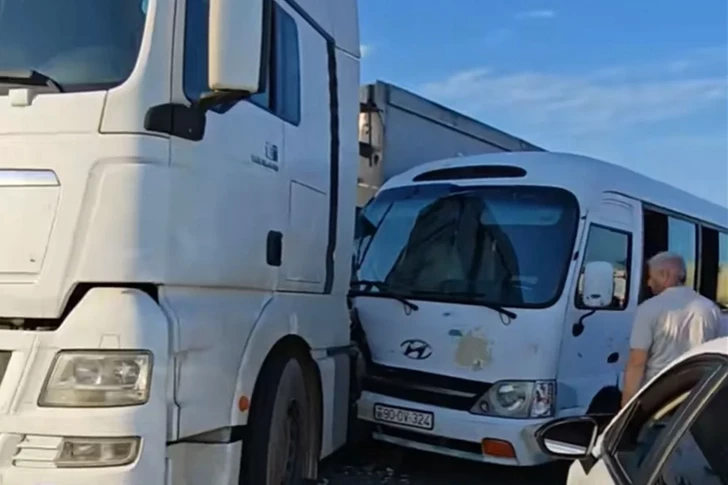 Жесткое столкновение в Баку: грузовик MAN протаранил микроавтобус