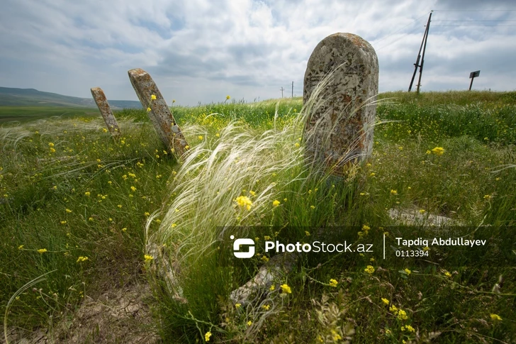 ФОТОРЕПОРТАЖ с древнего кладбища в Гобустане