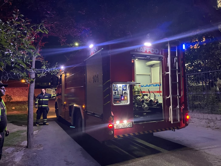 В Баку произошел пожар во дворе школы