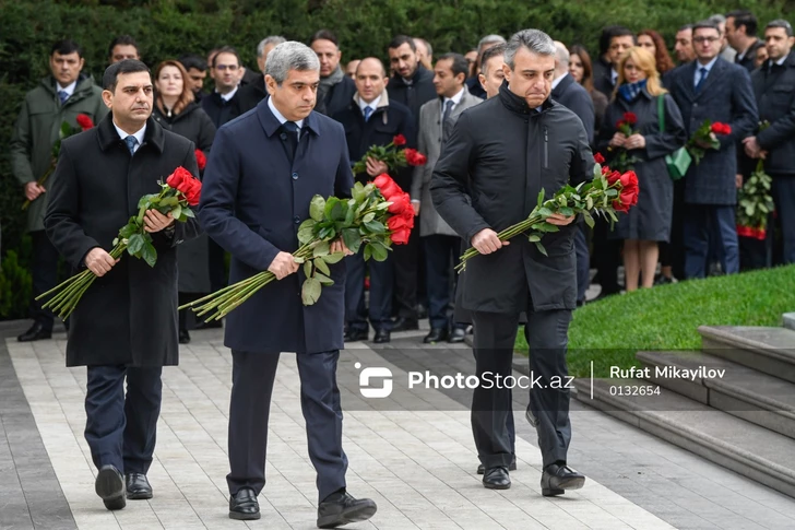 Media.az - Новости Азербайджана - Чиновники Азербайджана посетили могилу Гейдара Алиева