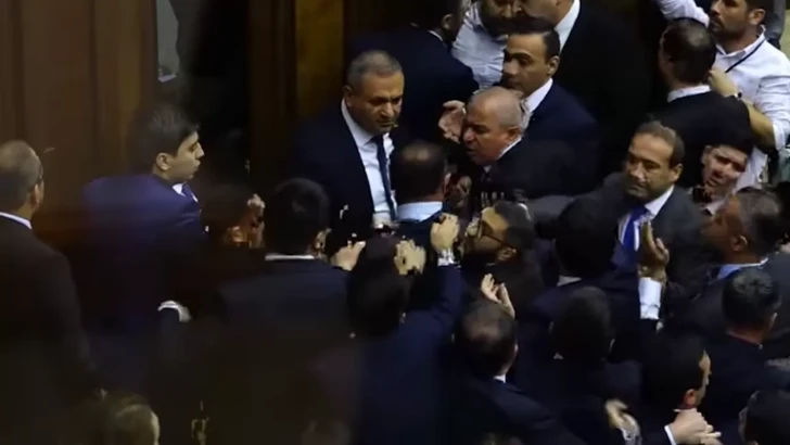В парламенте Армении произошла драка между депутатами правящей партии и оппозиции