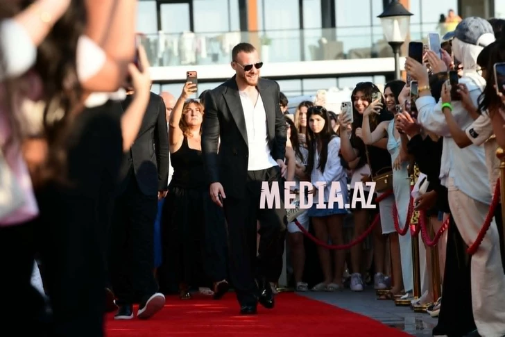 Media.az - Новости Азербайджана - Керем Бюрсин получил именную звезду на Sea Breeze Walk of Fame