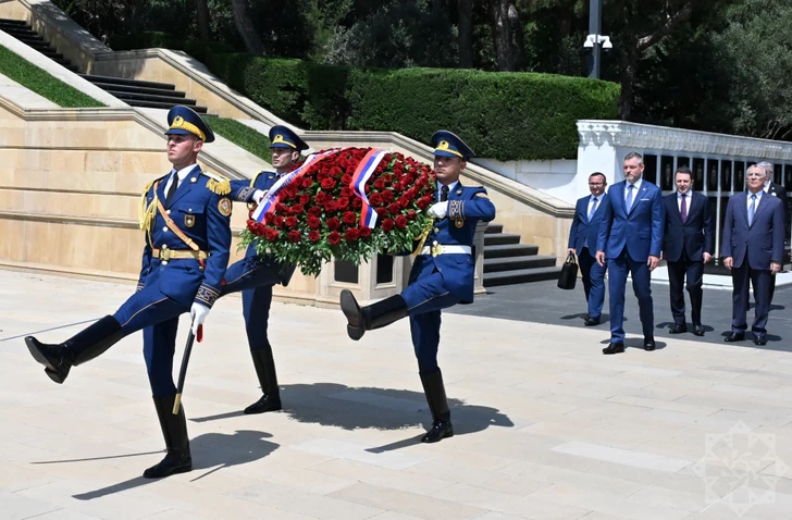 Президент Словакии посетил Аллею шехидов