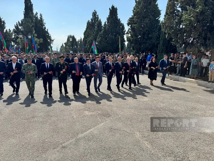 Media.az - Новости Азербайджана - Жители Гянджи посетили Аллею шехидов в День памяти